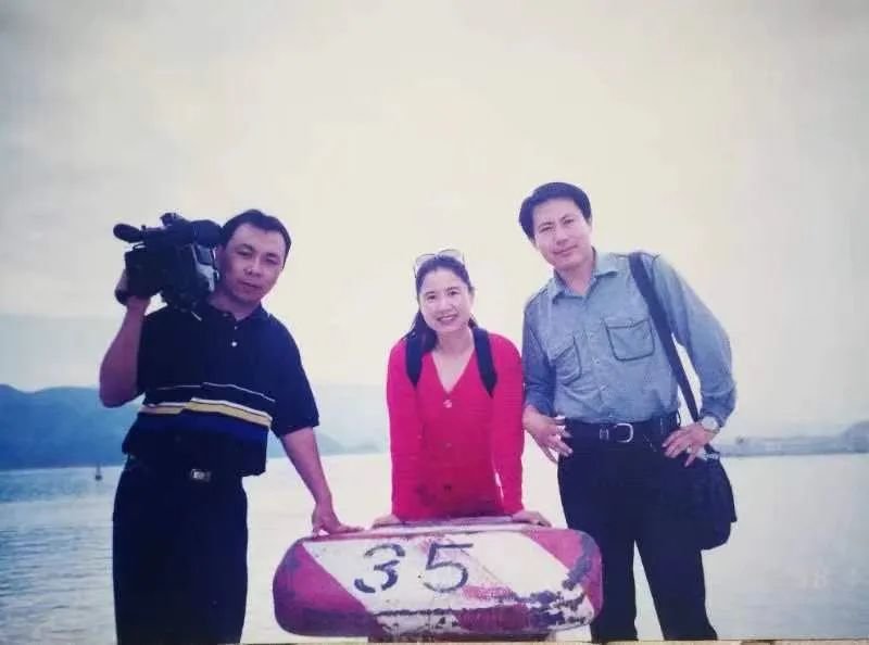 申晓力（右一）与团队在深圳湾采景